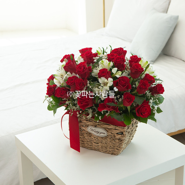 붉은 장미 꽃바구니와 탁자