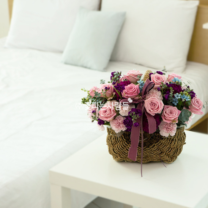 카네이션,장미,스톡,오시펜타늄,계절꽃 바구니 침대 옆 테이블 위
